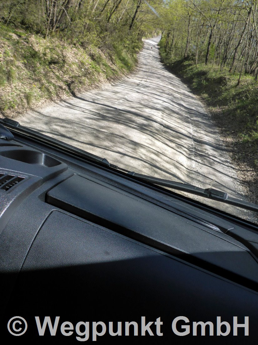 Die Anfahrt zu Il Cocco - etwas steil, aber nur wenn man direkt in den Weinberg fährt, ansonsten ist sie problemlos